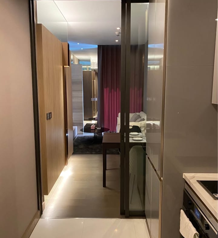 Luxury 1-bedroom apartment at The Esse at Singha Complex, 29th floor, 48 sqm. For rent at 42,000 THB/month or sale at 13.5M THB. Prime Asoke location.