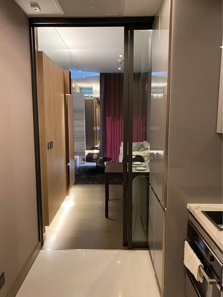 Luxury 1-bedroom apartment at The Esse at Singha Complex, 29th floor, 48 sqm. For rent at 42,000 THB/month or sale at 13.5M THB. Prime Asoke location.