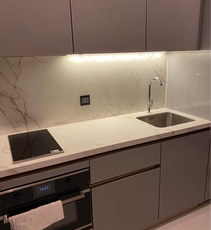 Luxury 1-bedroom apartment at The Esse at Singha Complex, 29th floor, 48 sqm. For rent at 42,000 THB/month or sale at 13.5M THB. Prime Asoke location.