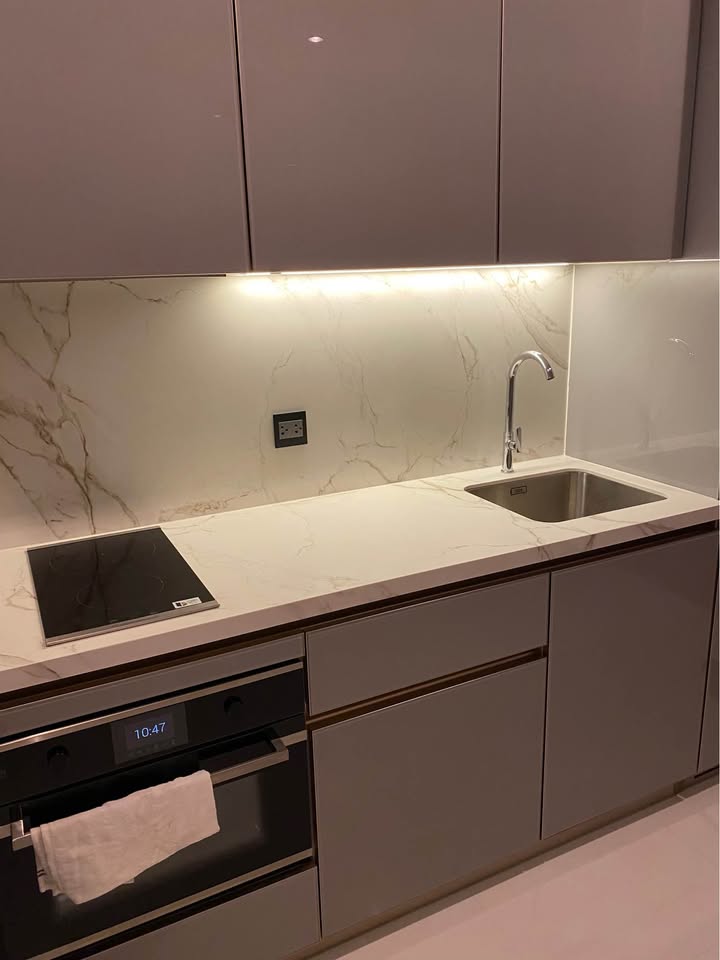 Luxury 1-bedroom apartment at The Esse at Singha Complex, 29th floor, 48 sqm. For rent at 42,000 THB/month or sale at 13.5M THB. Prime Asoke location.
