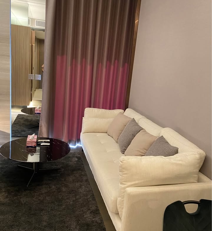 Luxury 1-bedroom apartment at The Esse at Singha Complex, 29th floor, 48 sqm. For rent at 42,000 THB/month or sale at 13.5M THB. Prime Asoke location.