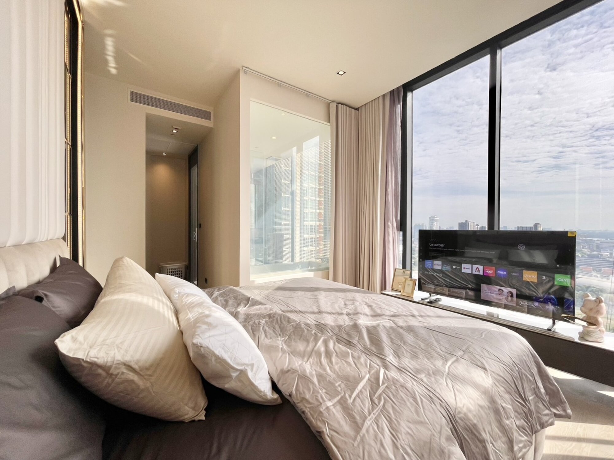 Luxurious 2-bedroom condo for rent at Hyde Heritage Thonglor, 80 sqm on the 21st floor, fully furnished, near BTS Thonglor. Rent: 130,000 THB/month