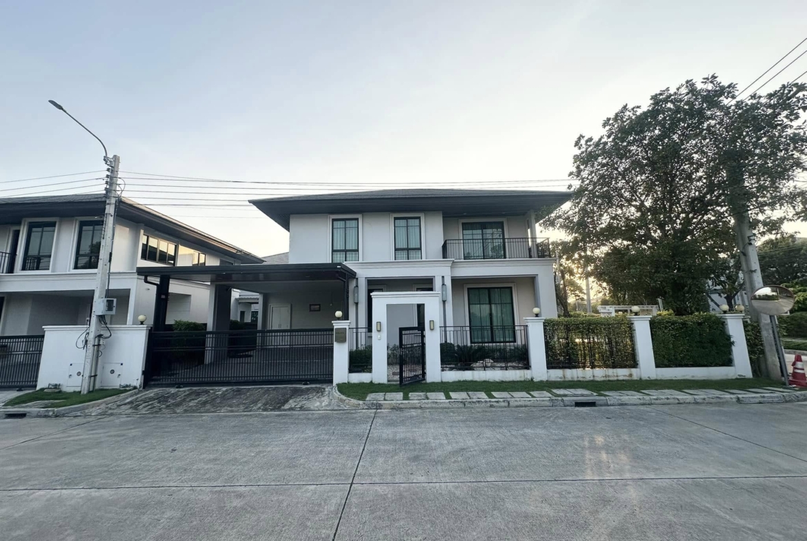 Luxurious 4-bedroom house for sale 18,000,000 THB at Setthasiri Pattanakarn, 226 sqm, near BTS On Nut. Modern amenities and prime location