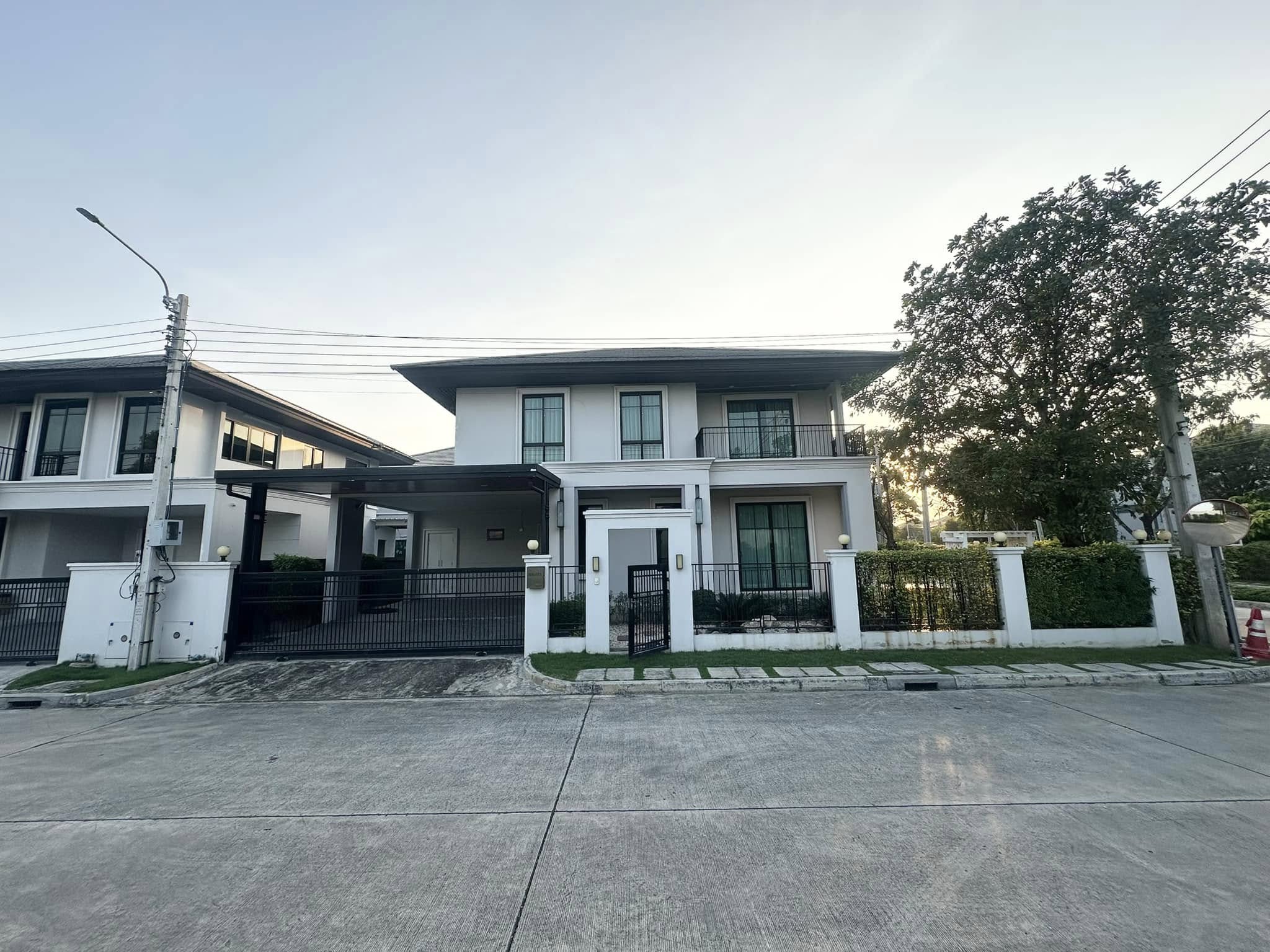 Luxurious 4-bedroom house for sale 18,000,000 THB at Setthasiri Pattanakarn, 226 sqm, near BTS On Nut. Modern amenities and prime location