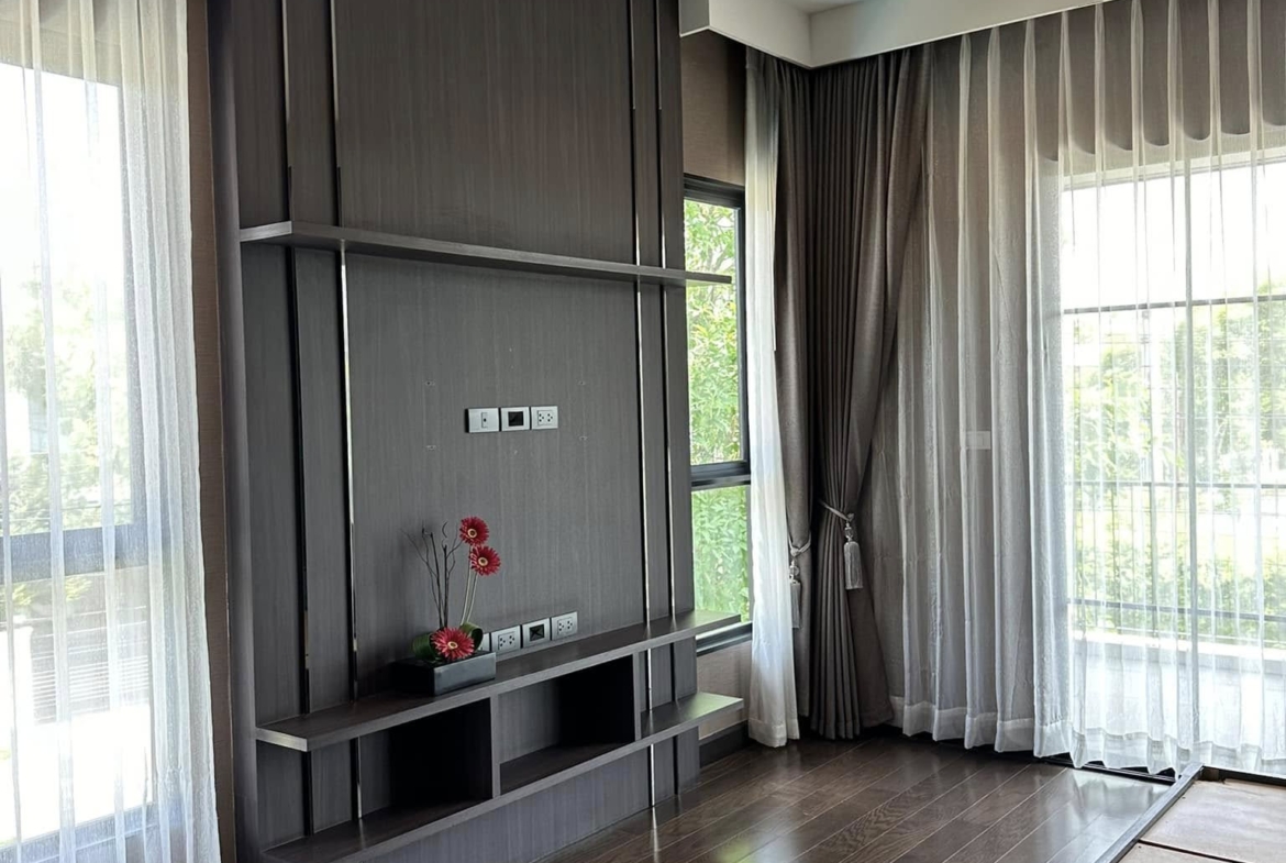 Luxurious 4-bedroom house for sale 18,000,000 THB at Setthasiri Pattanakarn, 226 sqm, near BTS On Nut. Modern amenities and prime location