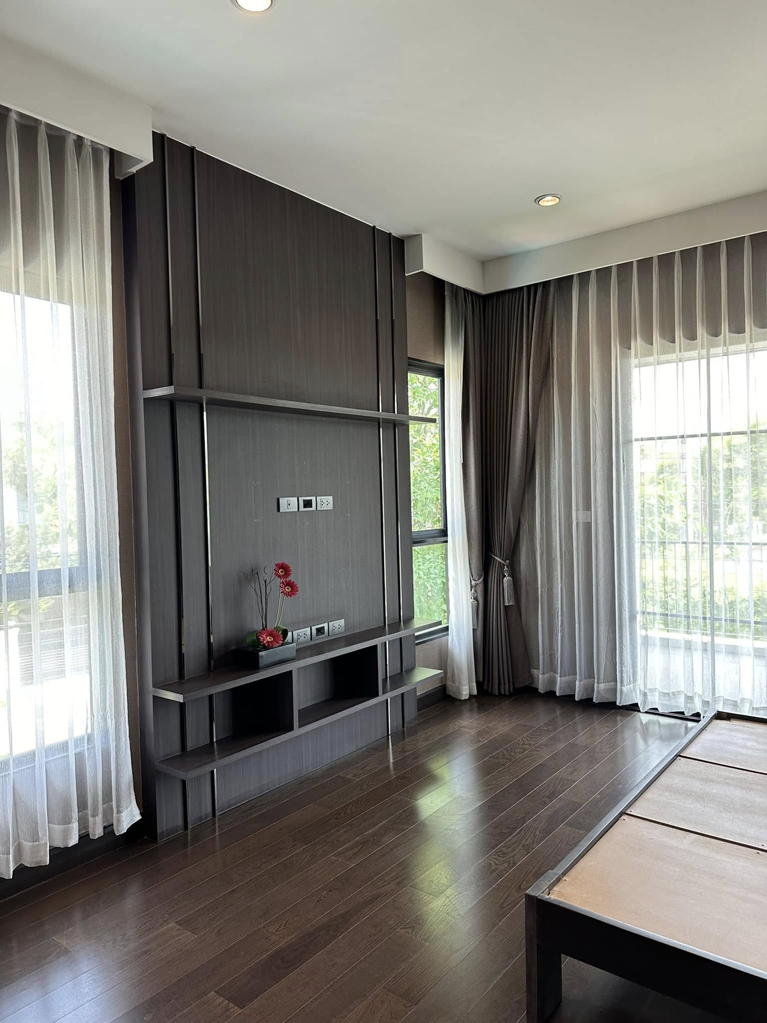 Luxurious 4-bedroom house for sale 18,000,000 THB at Setthasiri Pattanakarn, 226 sqm, near BTS On Nut. Modern amenities and prime location