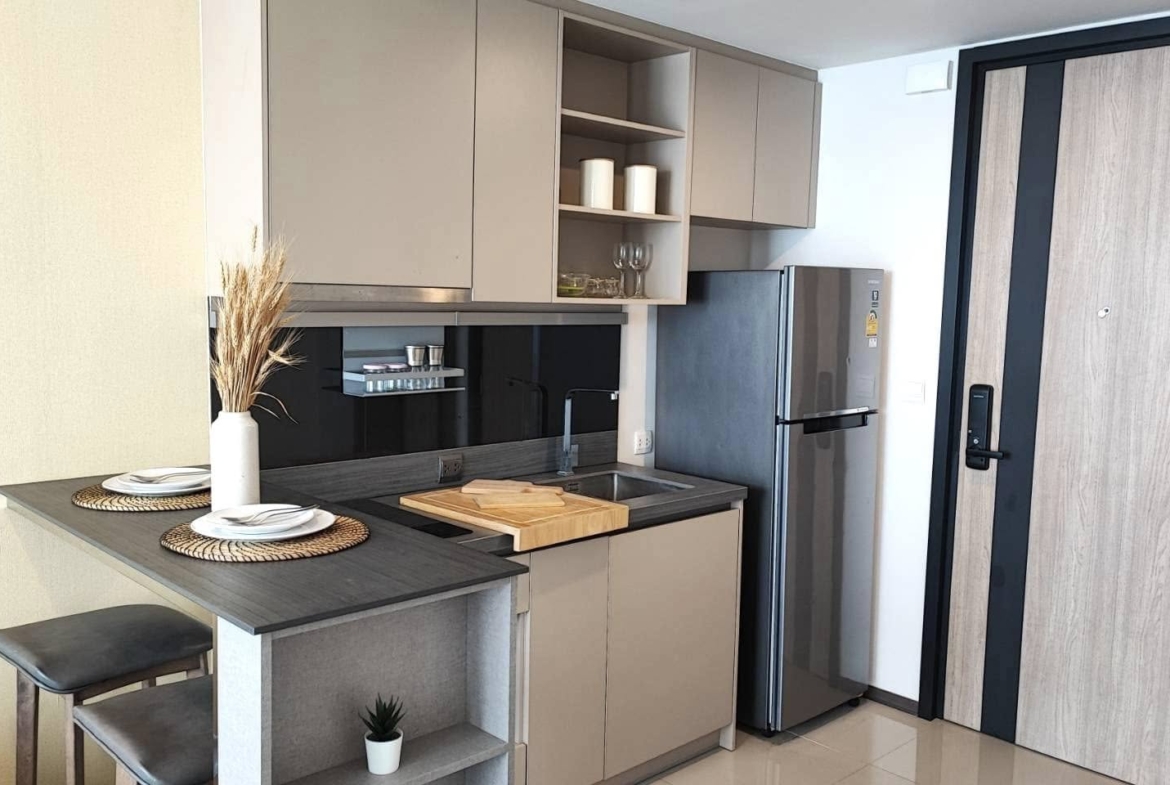 Discover modern living at Oka Haus Sukhumvit 36! This high-floor 1-bedroom condo (34.27 sqm) is fully furnished with premium appliances. Priced at 5,890,000 THB