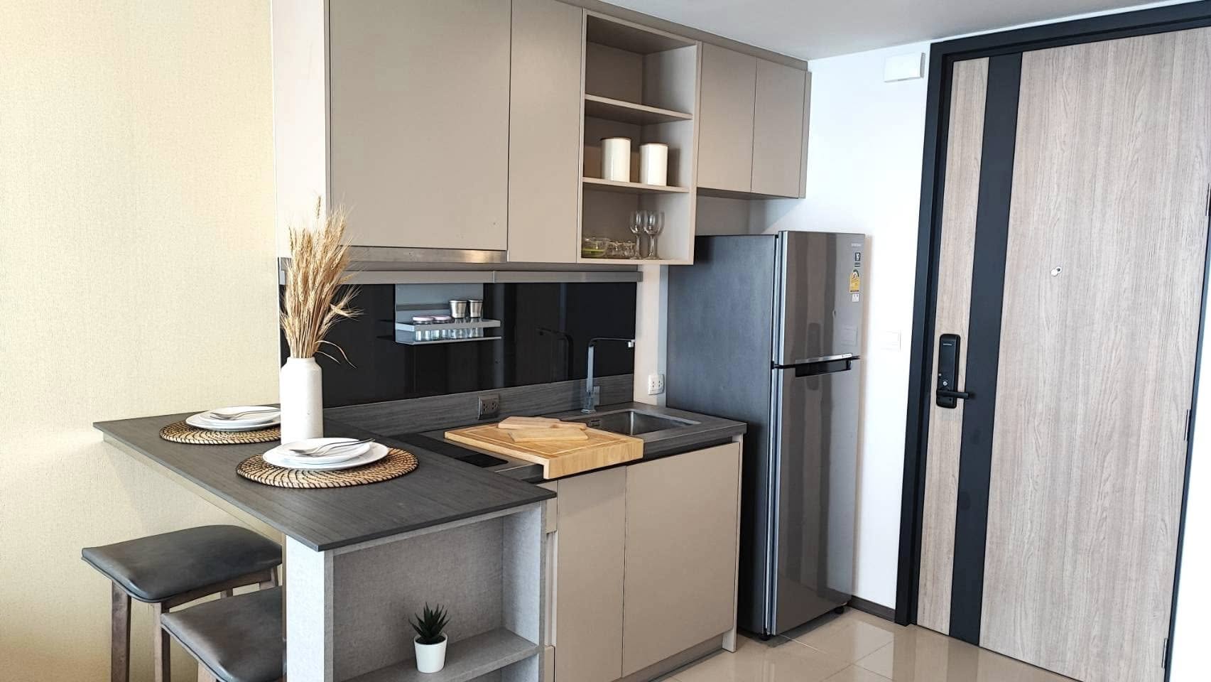Discover modern living at Oka Haus Sukhumvit 36! This high-floor 1-bedroom condo (34.27 sqm) is fully furnished with premium appliances. Priced at 5,890,000 THB