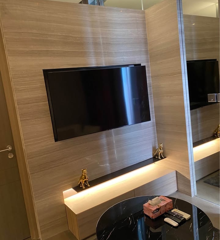 Luxury 1-bedroom apartment at The Esse at Singha Complex, 29th floor, 48 sqm. For rent at 42,000 THB/month or sale at 13.5M THB. Prime Asoke location.