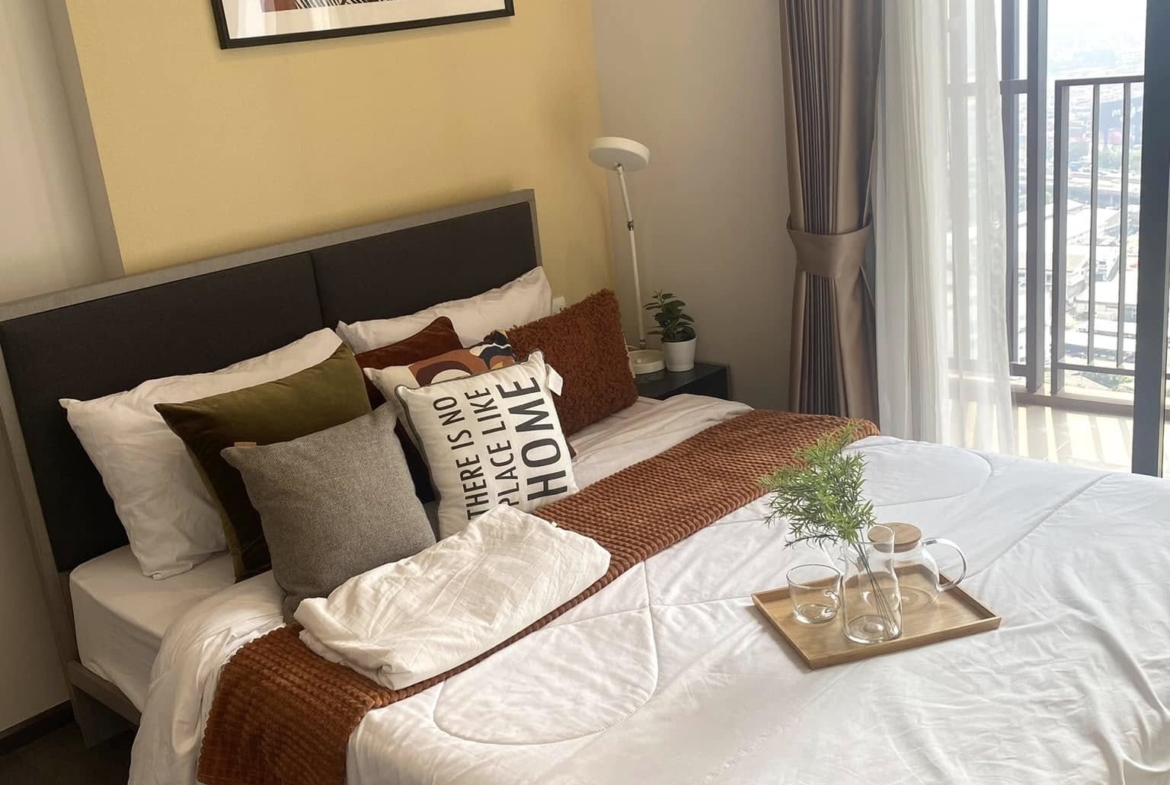 Discover modern living at Oka Haus Sukhumvit 36! This high-floor 1-bedroom condo (34.27 sqm) is fully furnished with premium appliances. Priced at 5,890,000 THB