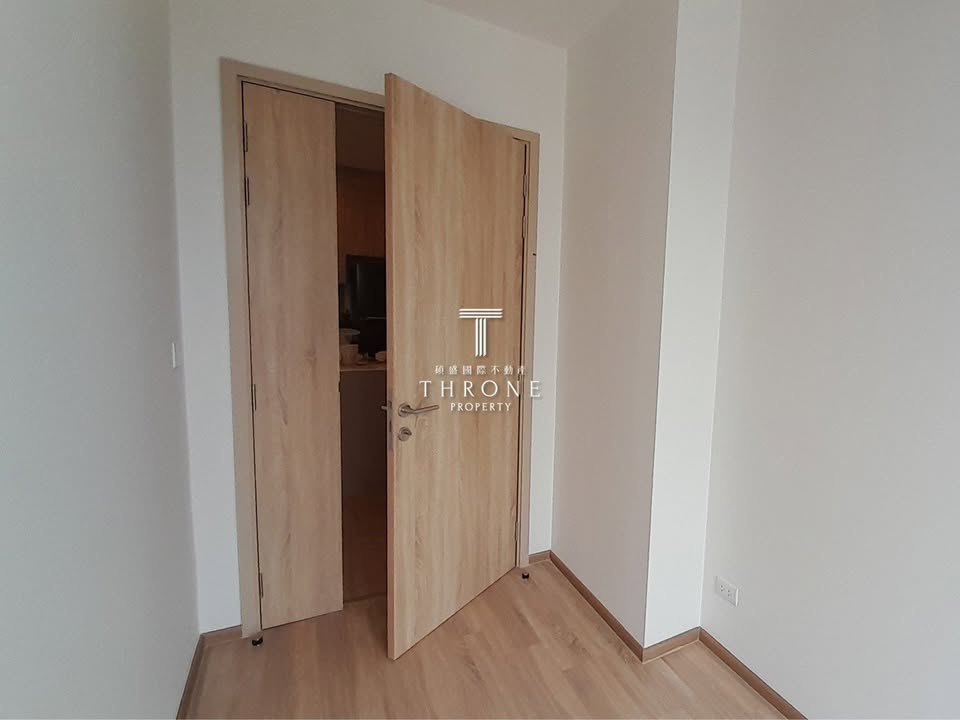 Discover urban luxury at XT Phayathai! Rent this fully furnished 2-bedroom, 2-bathroom condo on the 33rd floor, spanning 82.5 sqm, for 53,000 THB/month. Enjoy top-tier amenities and a prime Bangkok location. Near BTS Phaya Thai