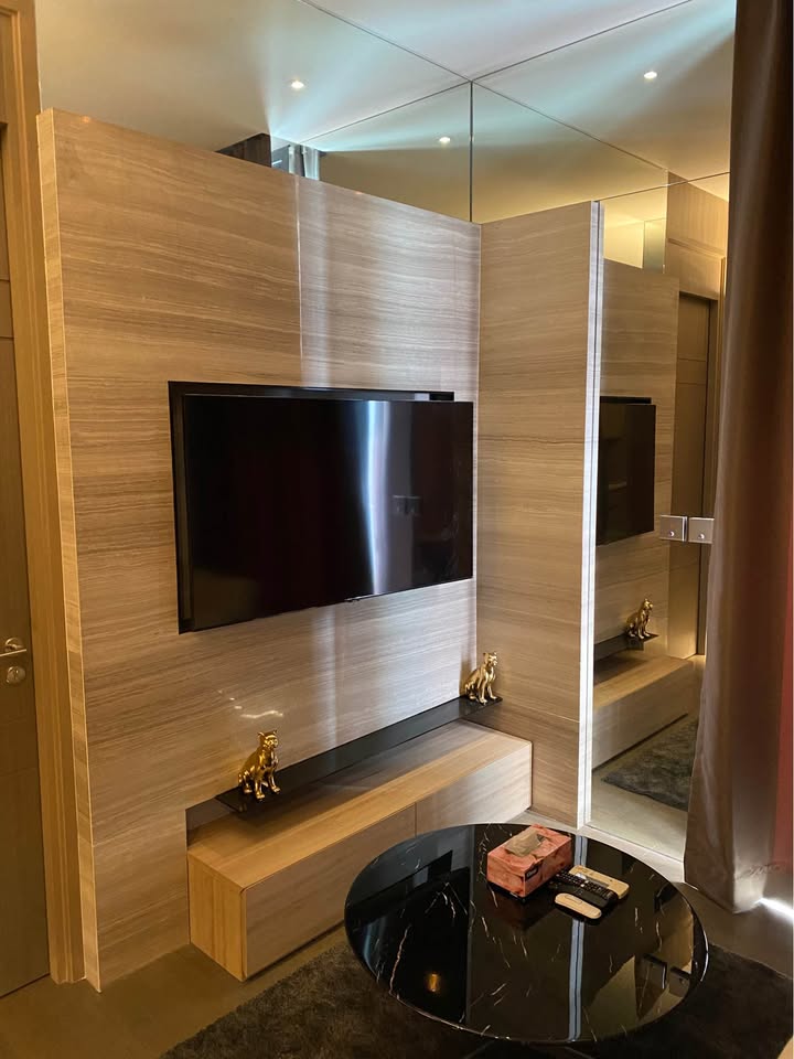 Luxury 1-bedroom apartment at The Esse at Singha Complex, 29th floor, 48 sqm. For rent at 42,000 THB/month or sale at 13.5M THB. Prime Asoke location.