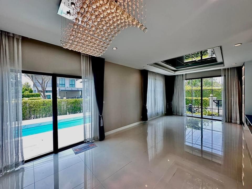 Luxurious 4-bedroom house for sale 18,000,000 THB at Setthasiri Pattanakarn, 226 sqm, near BTS On Nut. Modern amenities and prime location