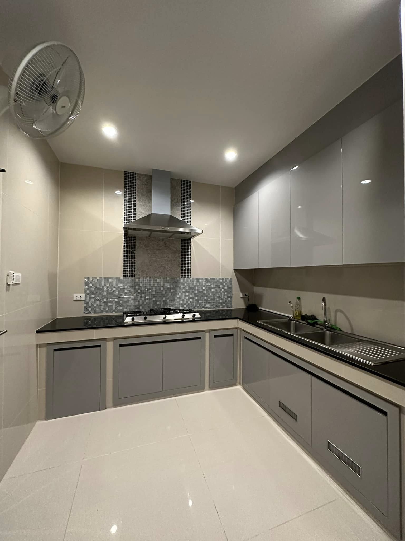 Luxurious 4-bedroom house for sale 18,000,000 THB at Setthasiri Pattanakarn, 226 sqm, near BTS On Nut. Modern amenities and prime location