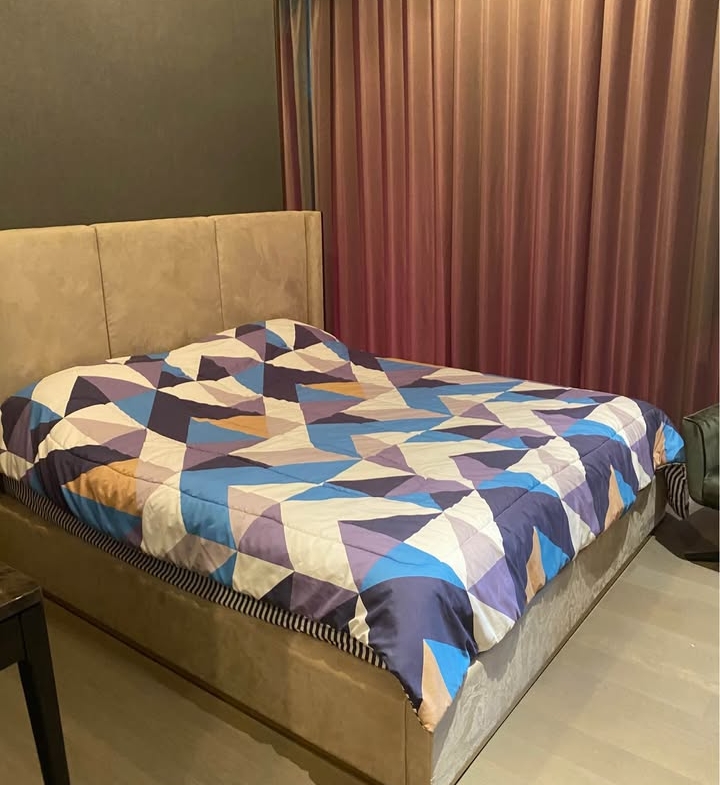 Luxury 1-bedroom apartment at The Esse at Singha Complex, 29th floor, 48 sqm. For rent at 42,000 THB/month or sale at 13.5M THB. Prime Asoke location.