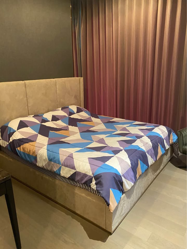 Luxury 1-bedroom apartment at The Esse at Singha Complex, 29th floor, 48 sqm. For rent at 42,000 THB/month or sale at 13.5M THB. Prime Asoke location.