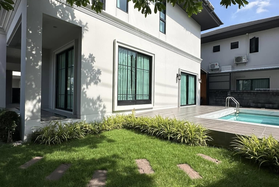 Luxurious 4-bedroom house for sale 18,000,000 THB at Setthasiri Pattanakarn, 226 sqm, near BTS On Nut. Modern amenities and prime location