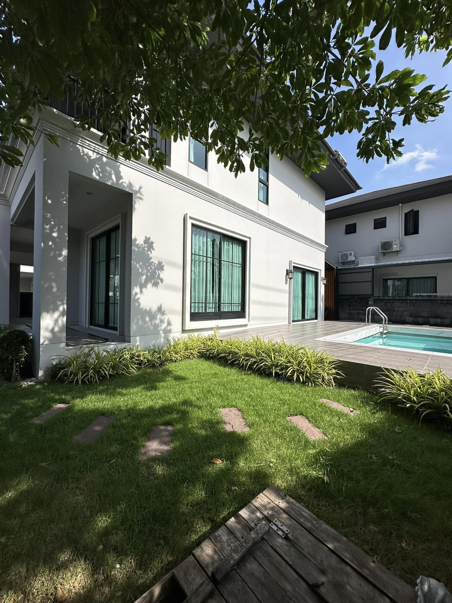 Luxurious 4-bedroom house for sale 18,000,000 THB at Setthasiri Pattanakarn, 226 sqm, near BTS On Nut. Modern amenities and prime location