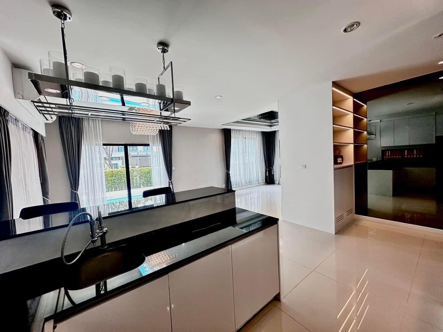 Luxurious 4-bedroom house for sale 18,000,000 THB at Setthasiri Pattanakarn, 226 sqm, near BTS On Nut. Modern amenities and prime location