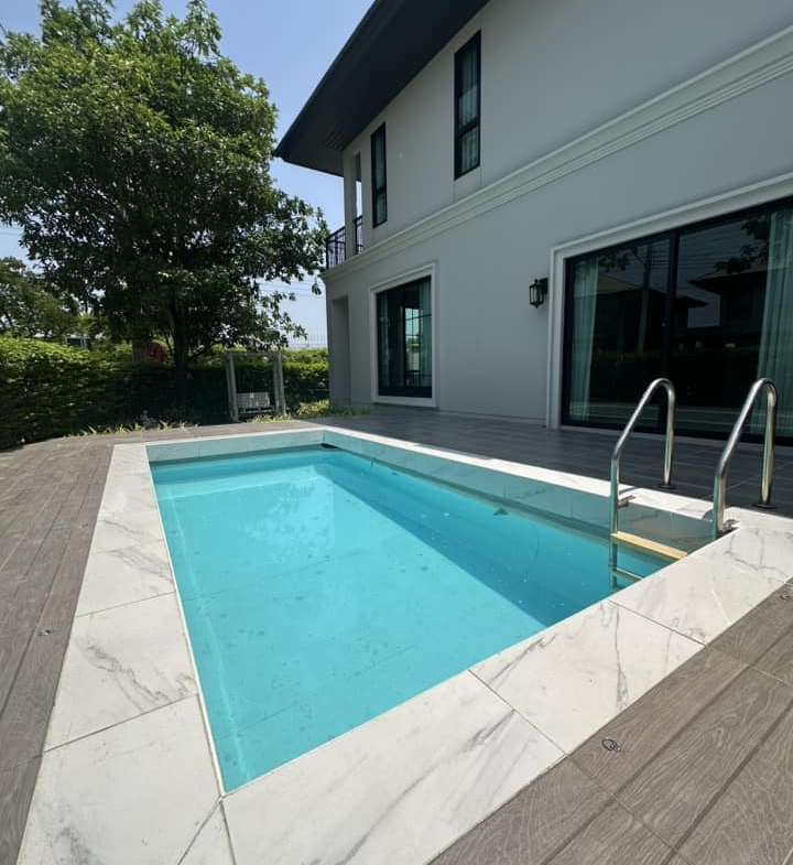 Luxurious 4-bedroom house for sale 18,000,000 THB at Setthasiri Pattanakarn, 226 sqm, near BTS On Nut. Modern amenities and prime location