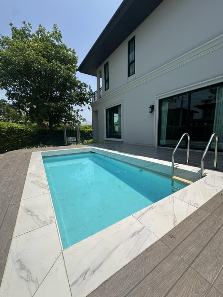 Luxurious 4-bedroom house for sale 18,000,000 THB at Setthasiri Pattanakarn, 226 sqm, near BTS On Nut. Modern amenities and prime location