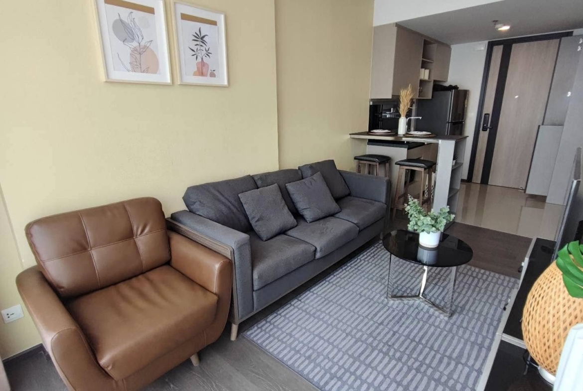 Discover modern living at Oka Haus Sukhumvit 36! This high-floor 1-bedroom condo (34.27 sqm) is fully furnished with premium appliances. Priced at 5,890,000 THB
