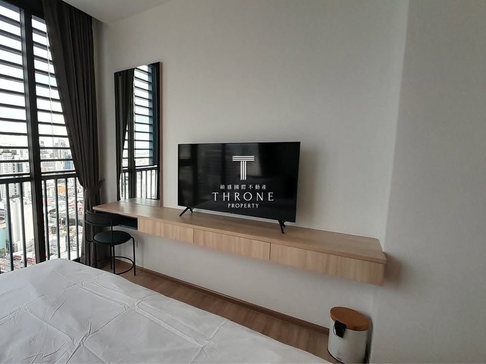 Discover urban luxury at XT Phayathai! Rent this fully furnished 2-bedroom, 2-bathroom condo on the 33rd floor, spanning 82.5 sqm, for 53,000 THB/month. Enjoy top-tier amenities and a prime Bangkok location. Near BTS Phaya Thai