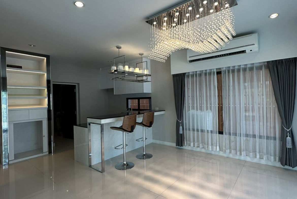 Luxurious 4-bedroom house for sale 18,000,000 THB at Setthasiri Pattanakarn, 226 sqm, near BTS On Nut. Modern amenities and prime location