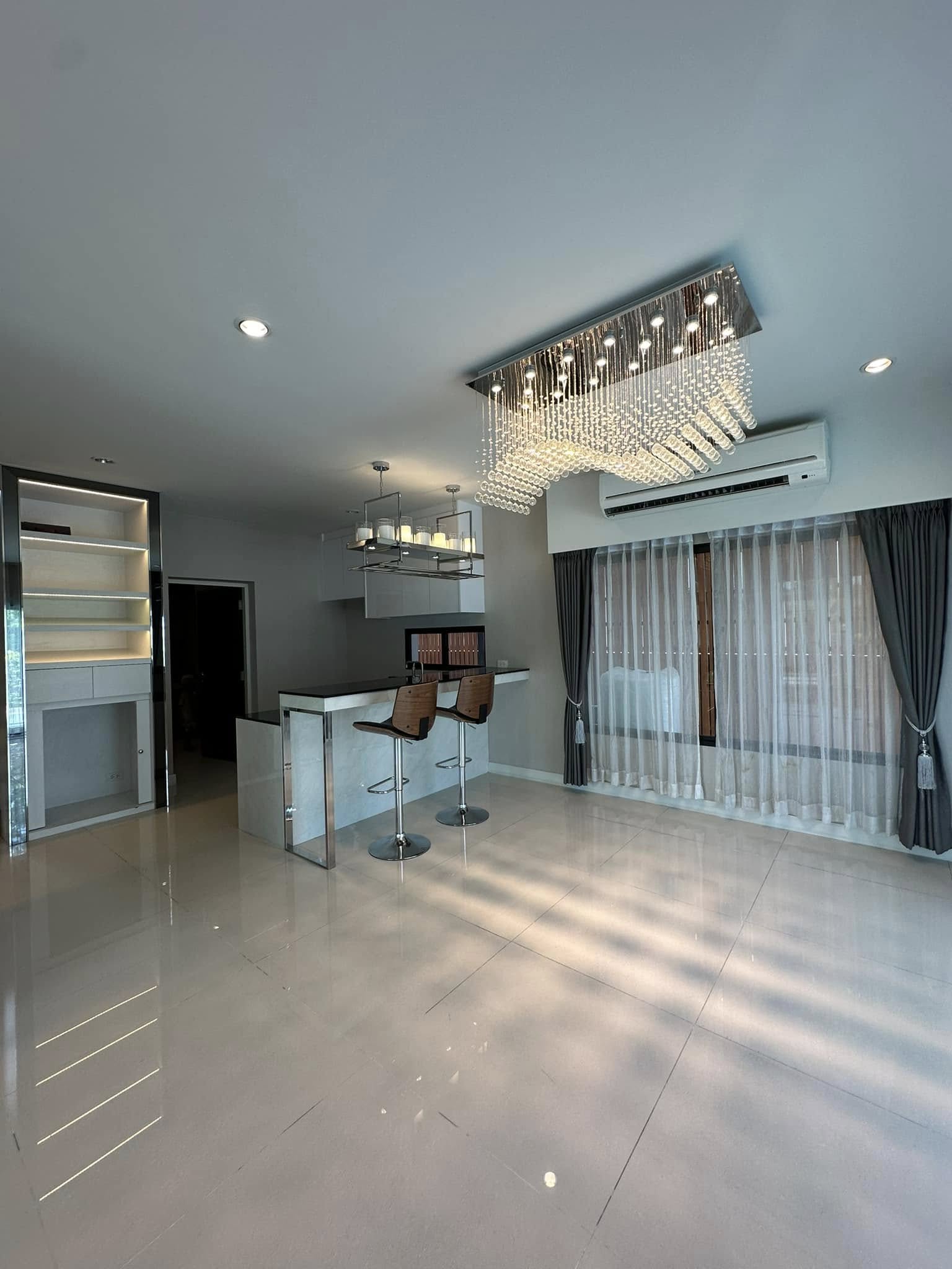 Luxurious 4-bedroom house for sale 18,000,000 THB at Setthasiri Pattanakarn, 226 sqm, near BTS On Nut. Modern amenities and prime location