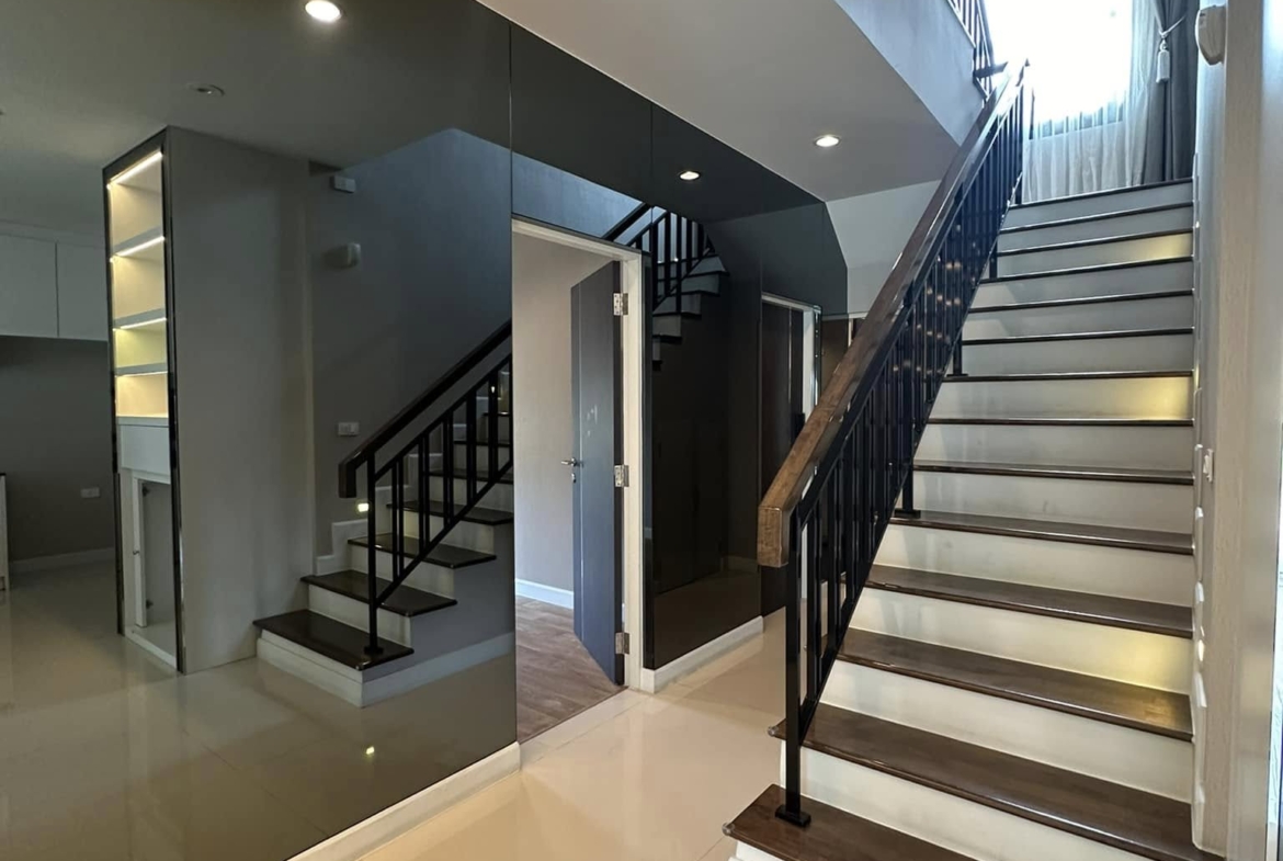Luxurious 4-bedroom house for sale 18,000,000 THB at Setthasiri Pattanakarn, 226 sqm, near BTS On Nut. Modern amenities and prime location