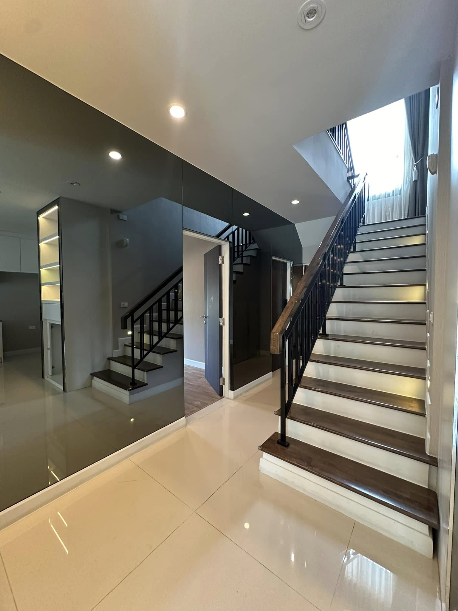 Luxurious 4-bedroom house for sale 18,000,000 THB at Setthasiri Pattanakarn, 226 sqm, near BTS On Nut. Modern amenities and prime location
