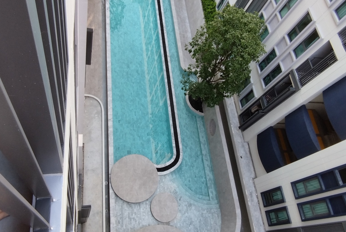 Modern 1-bedroom condo for rent at Aspire Ratchayothin. Fully furnished, east-facing balcony. Prime location near BTS Ratchayothin. Rent 13,000 THB/month
