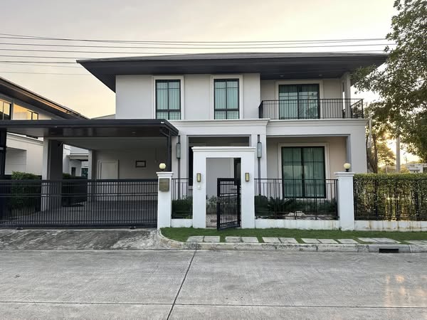 Luxurious 4-bedroom house for sale 18,000,000 THB at Setthasiri Pattanakarn, 226 sqm, near BTS On Nut. Modern amenities and prime location