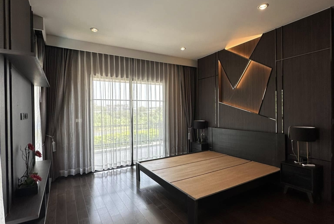 Luxurious 4-bedroom house for sale 18,000,000 THB at Setthasiri Pattanakarn, 226 sqm, near BTS On Nut. Modern amenities and prime location