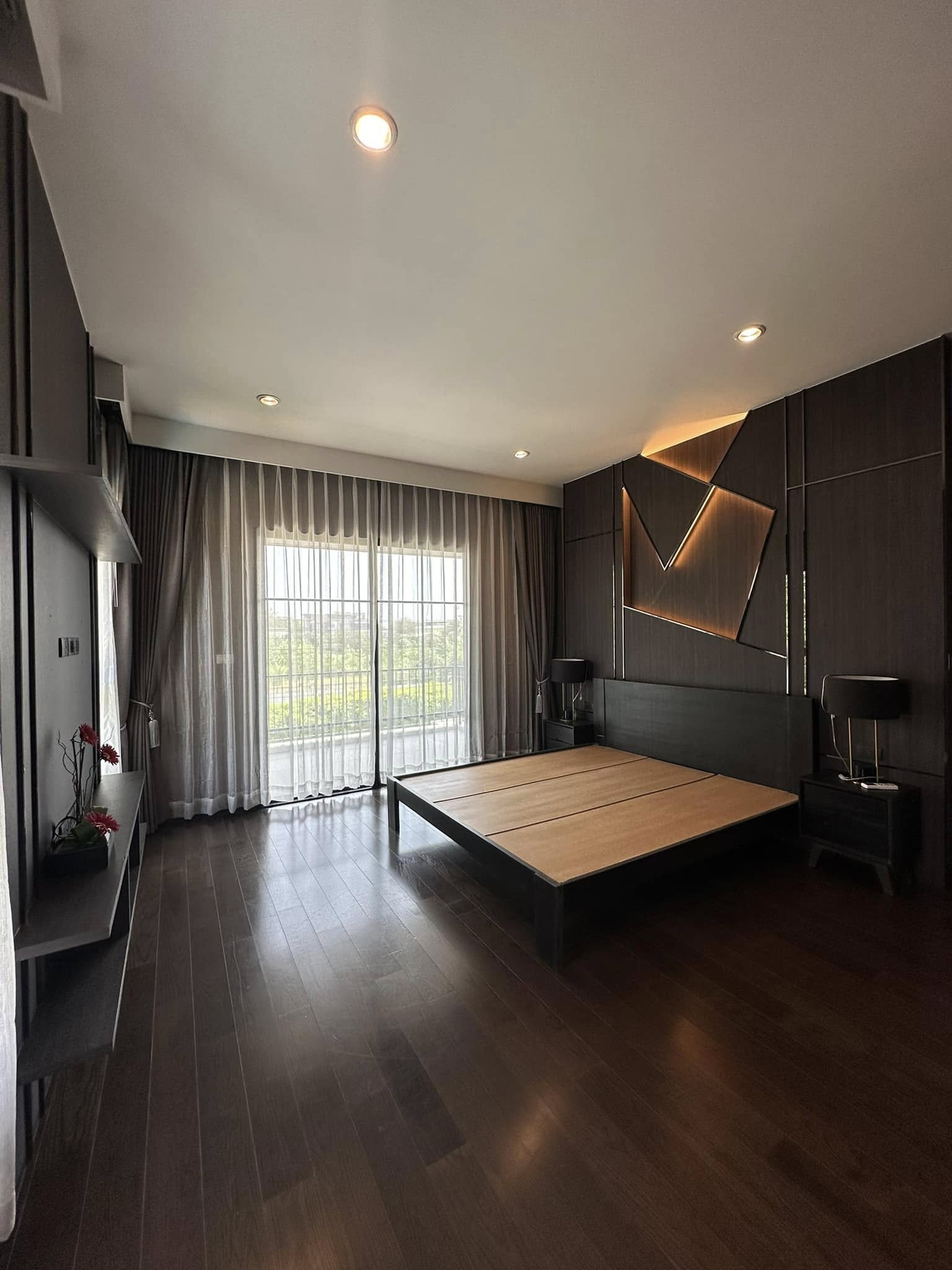 Luxurious 4-bedroom house for sale 18,000,000 THB at Setthasiri Pattanakarn, 226 sqm, near BTS On Nut. Modern amenities and prime location