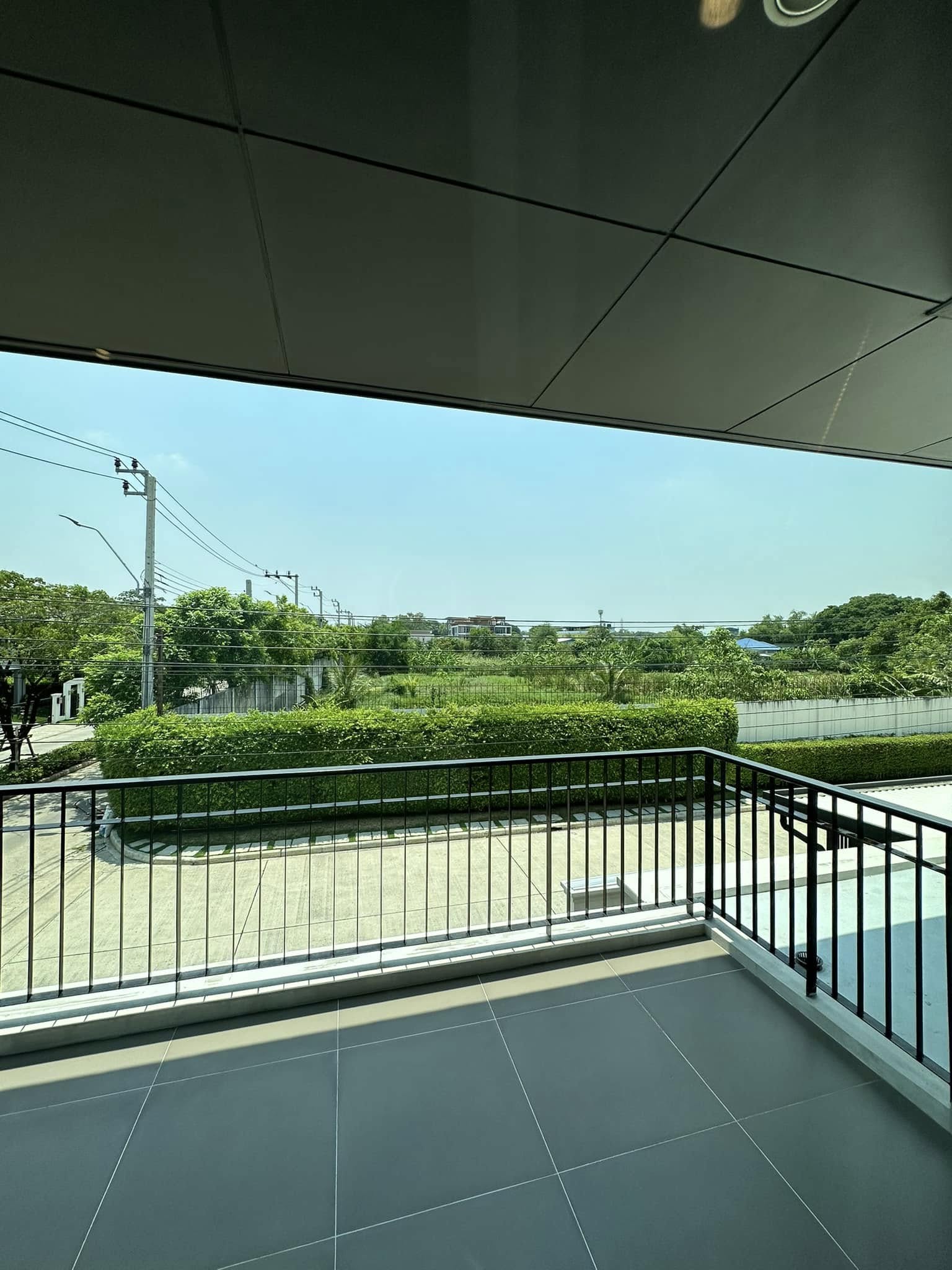 Luxurious 4-bedroom house for sale 18,000,000 THB at Setthasiri Pattanakarn, 226 sqm, near BTS On Nut. Modern amenities and prime location