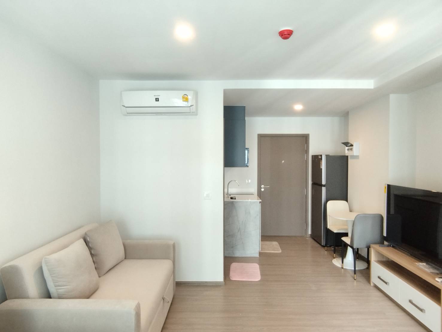 Modern 1-bedroom condo for rent at Aspire Ratchayothin. Fully furnished, east-facing balcony. Prime location near BTS Ratchayothin. Rent 13,000 THB/month