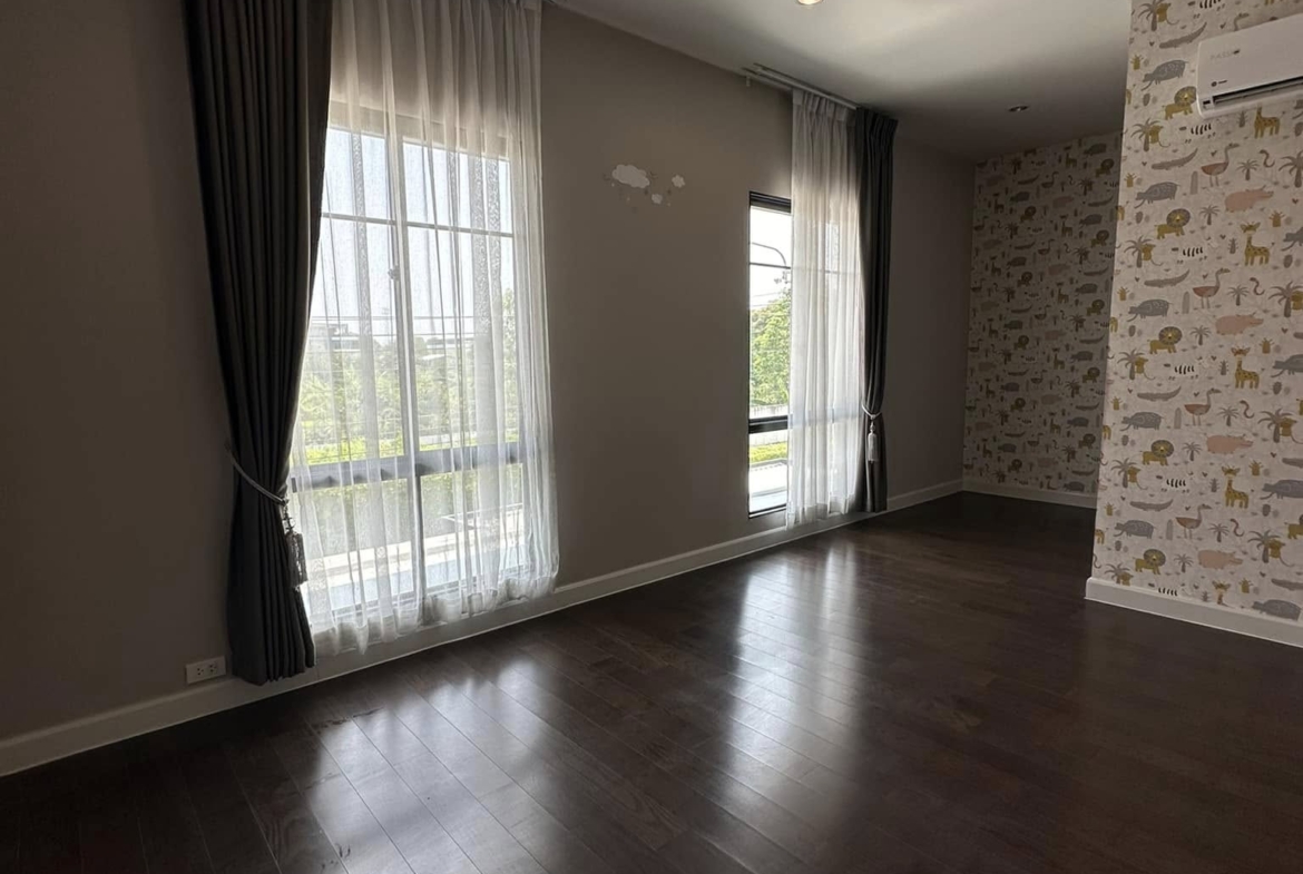 Luxurious 4-bedroom house for sale 18,000,000 THB at Setthasiri Pattanakarn, 226 sqm, near BTS On Nut. Modern amenities and prime location