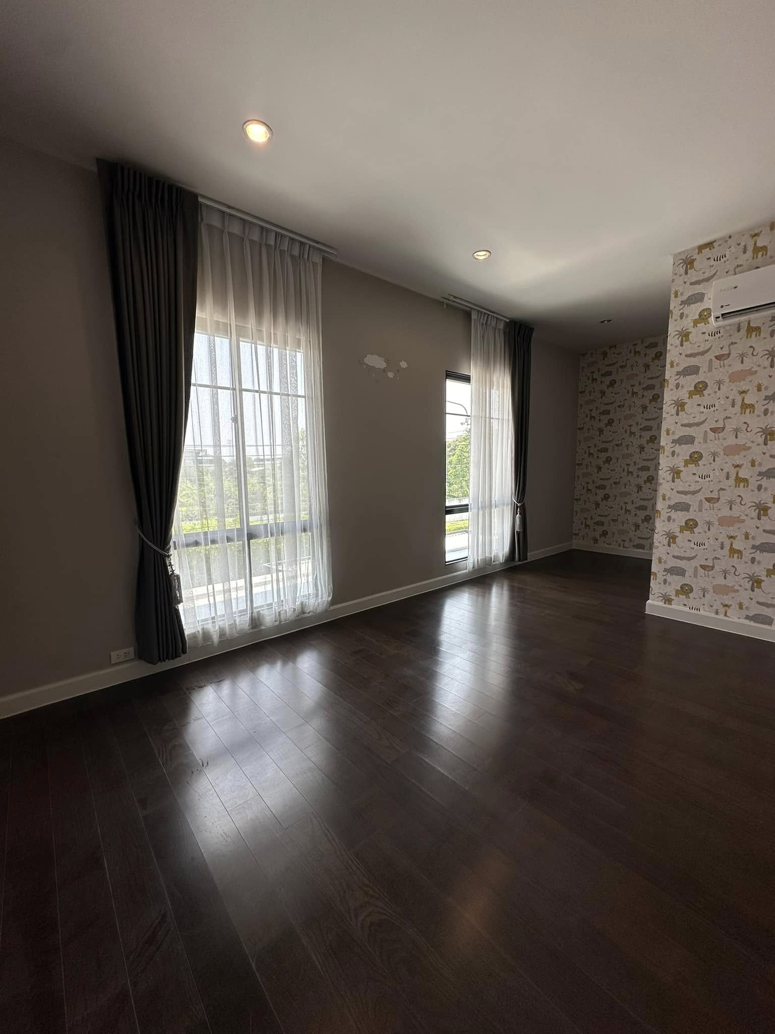 Luxurious 4-bedroom house for sale 18,000,000 THB at Setthasiri Pattanakarn, 226 sqm, near BTS On Nut. Modern amenities and prime location