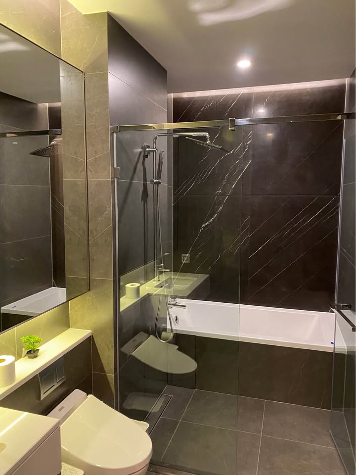 Luxury 1-bedroom apartment at The Esse at Singha Complex, 29th floor, 48 sqm. For rent at 42,000 THB/month or sale at 13.5M THB. Prime Asoke location.