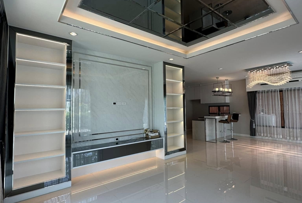 Luxurious 4-bedroom house for sale 18,000,000 THB at Setthasiri Pattanakarn, 226 sqm, near BTS On Nut. Modern amenities and prime location