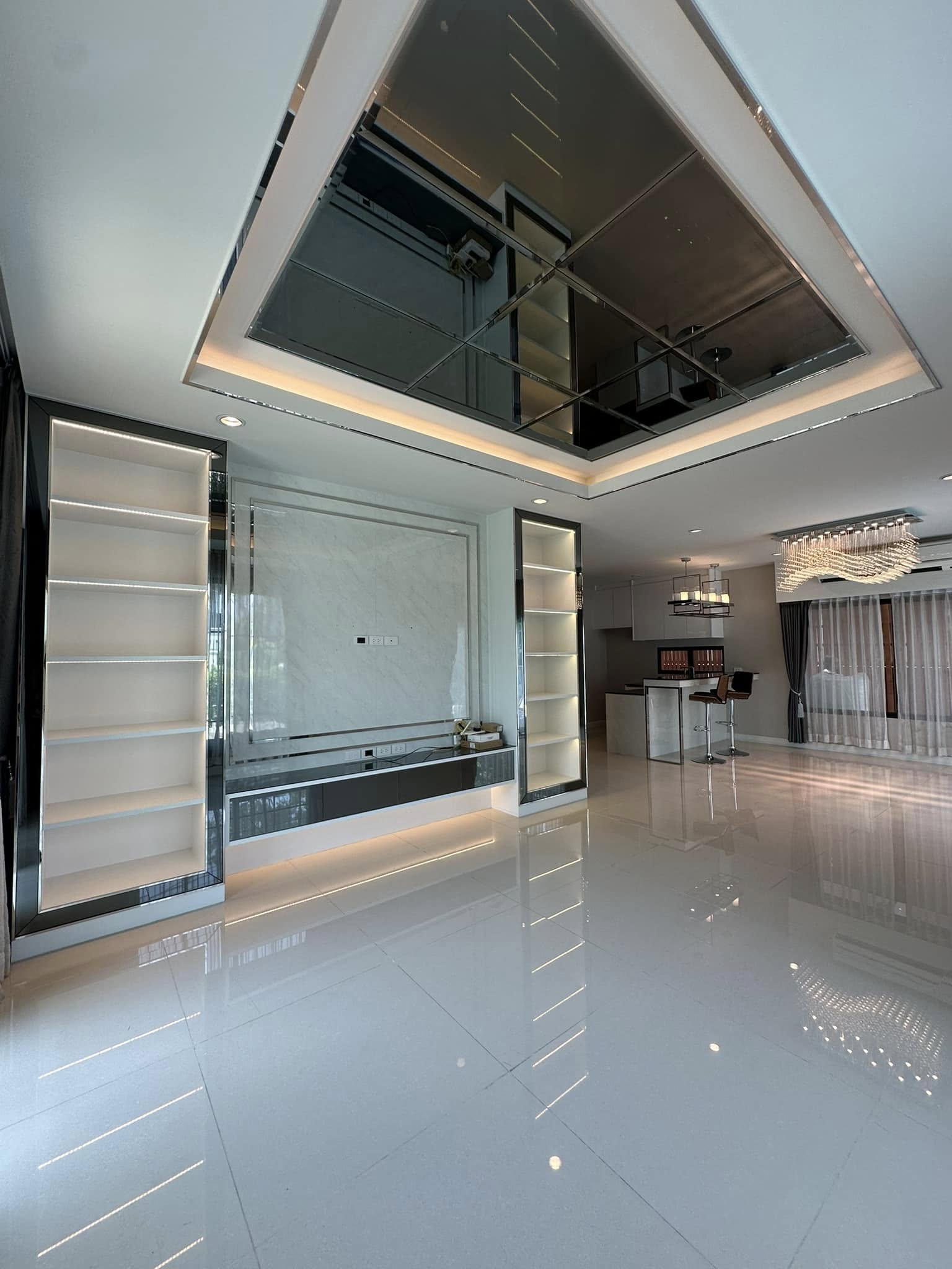 Luxurious 4-bedroom house for sale 18,000,000 THB at Setthasiri Pattanakarn, 226 sqm, near BTS On Nut. Modern amenities and prime location
