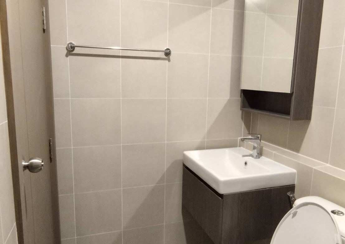 Modern 1-bedroom condo for rent at Aspire Ratchayothin. Fully furnished, east-facing balcony. Prime location near BTS Ratchayothin. Rent 13,000 THB/month
