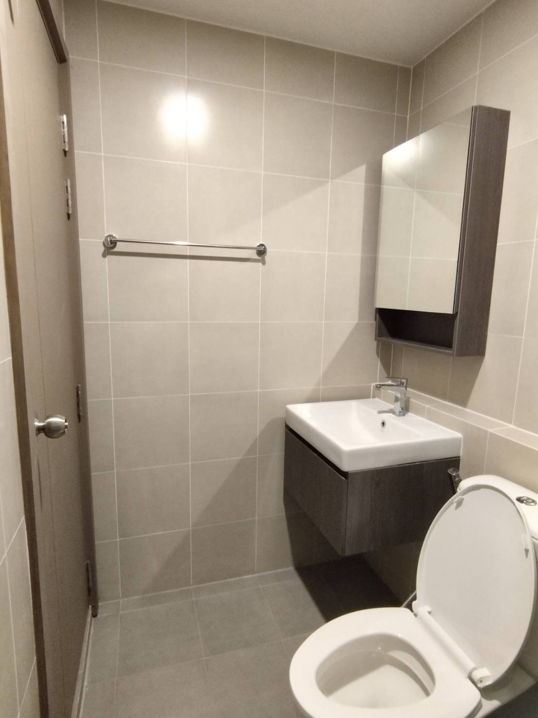 Modern 1-bedroom condo for rent at Aspire Ratchayothin. Fully furnished, east-facing balcony. Prime location near BTS Ratchayothin. Rent 13,000 THB/month