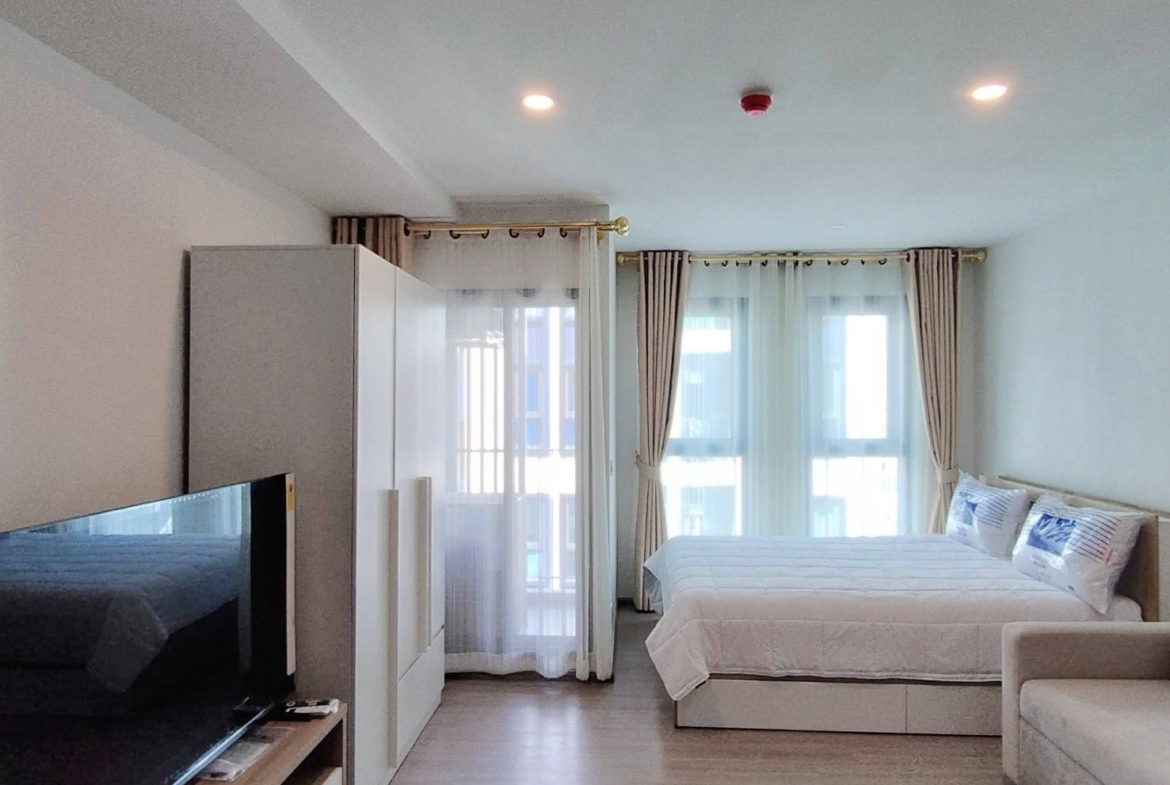 Modern 1-bedroom condo for rent at Aspire Ratchayothin. Fully furnished, east-facing balcony. Prime location near BTS Ratchayothin. Rent 13,000 THB/month