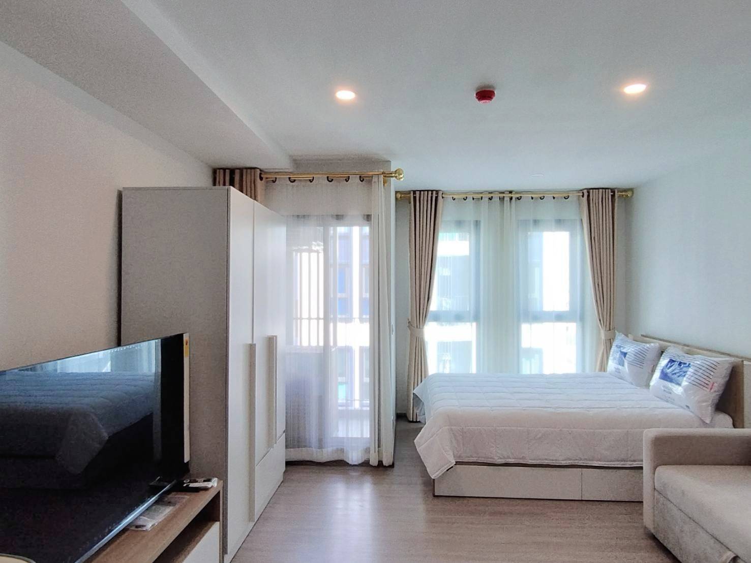 Modern 1-bedroom condo for rent at Aspire Ratchayothin. Fully furnished, east-facing balcony. Prime location near BTS Ratchayothin. Rent 13,000 THB/month
