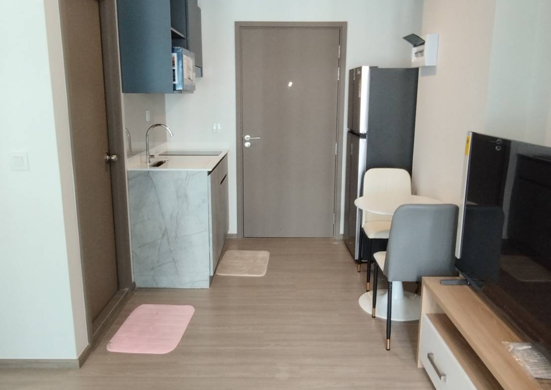 Modern 1-bedroom condo for rent at Aspire Ratchayothin. Fully furnished, east-facing balcony. Prime location near BTS Ratchayothin. Rent 13,000 THB/month