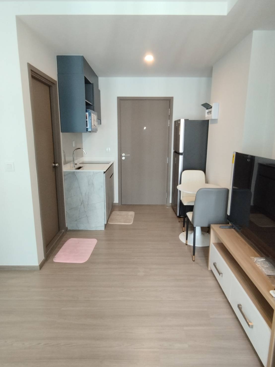 Modern 1-bedroom condo for rent at Aspire Ratchayothin. Fully furnished, east-facing balcony. Prime location near BTS Ratchayothin. Rent 13,000 THB/month