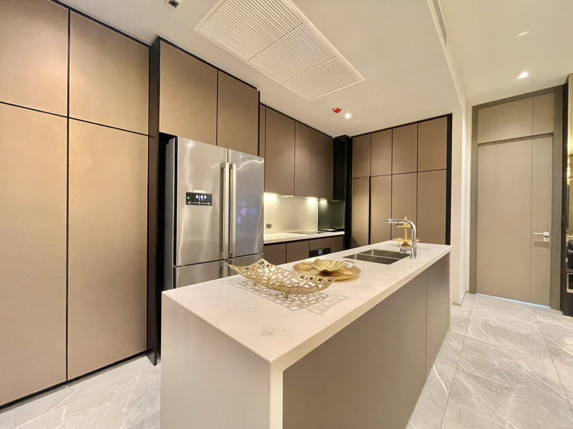 Luxurious 2-bedroom condo for rent at Hyde Heritage Thonglor, 80 sqm on the 21st floor, fully furnished, near BTS Thonglor. Rent: 130,000 THB/month