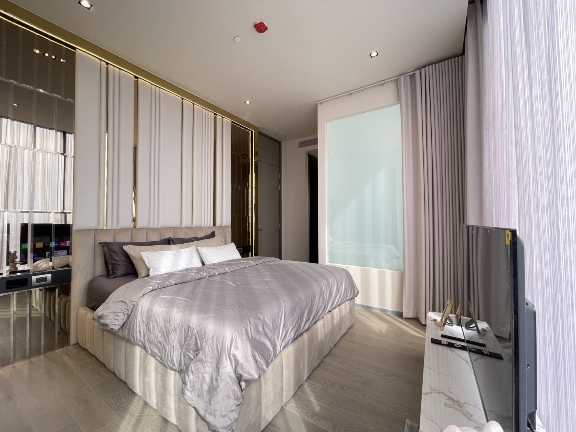 Luxurious 2-bedroom condo for rent at Hyde Heritage Thonglor, 80 sqm on the 21st floor, fully furnished, near BTS Thonglor. Rent: 130,000 THB/month
